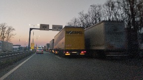 Kamioni čekaju četiri sata